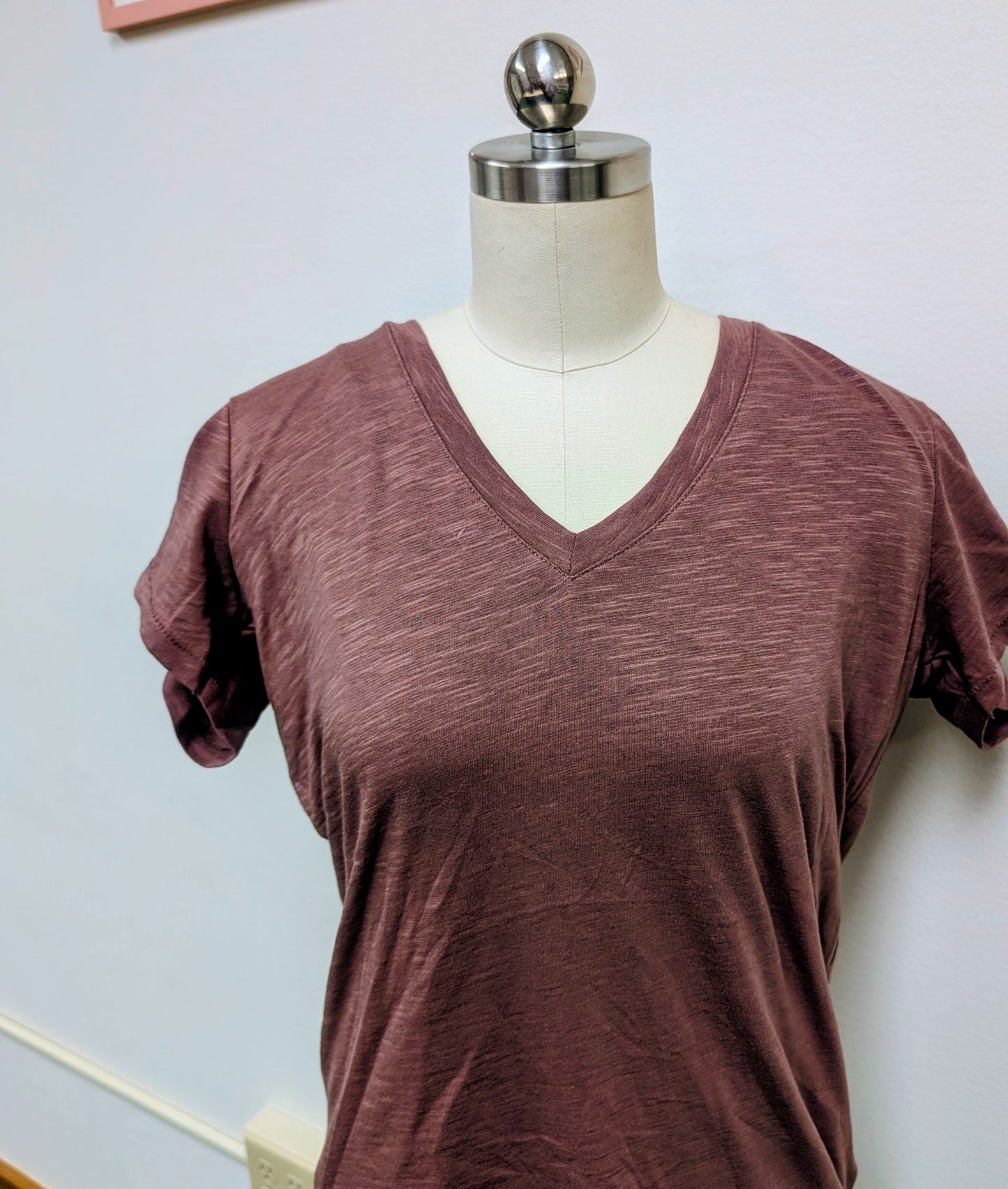 ALTERNATIVE APPAREL -WOMENS WEATHER SLUB LOW CUT V-NECK MAUVE TEE